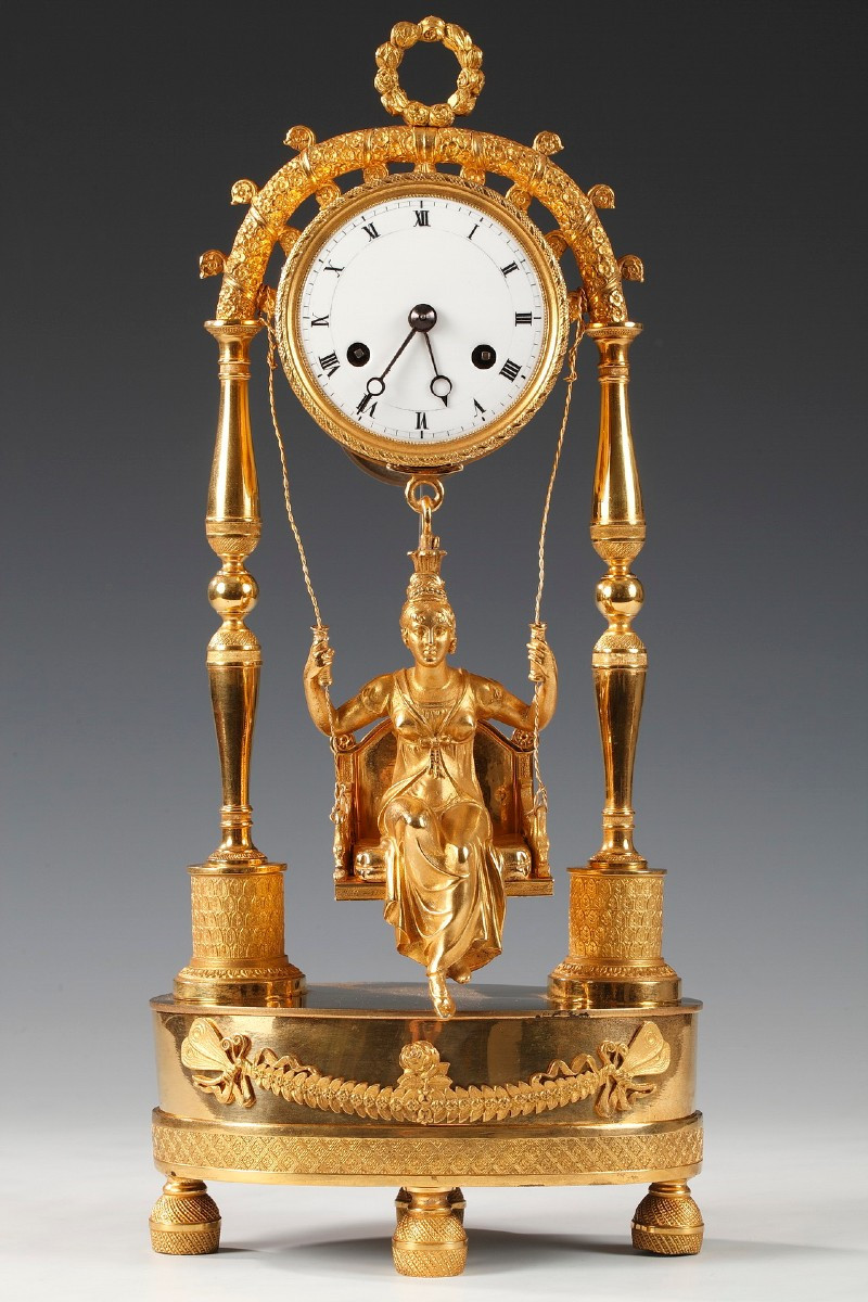 Charmante pendule à la balançoire, France, Circa 1820