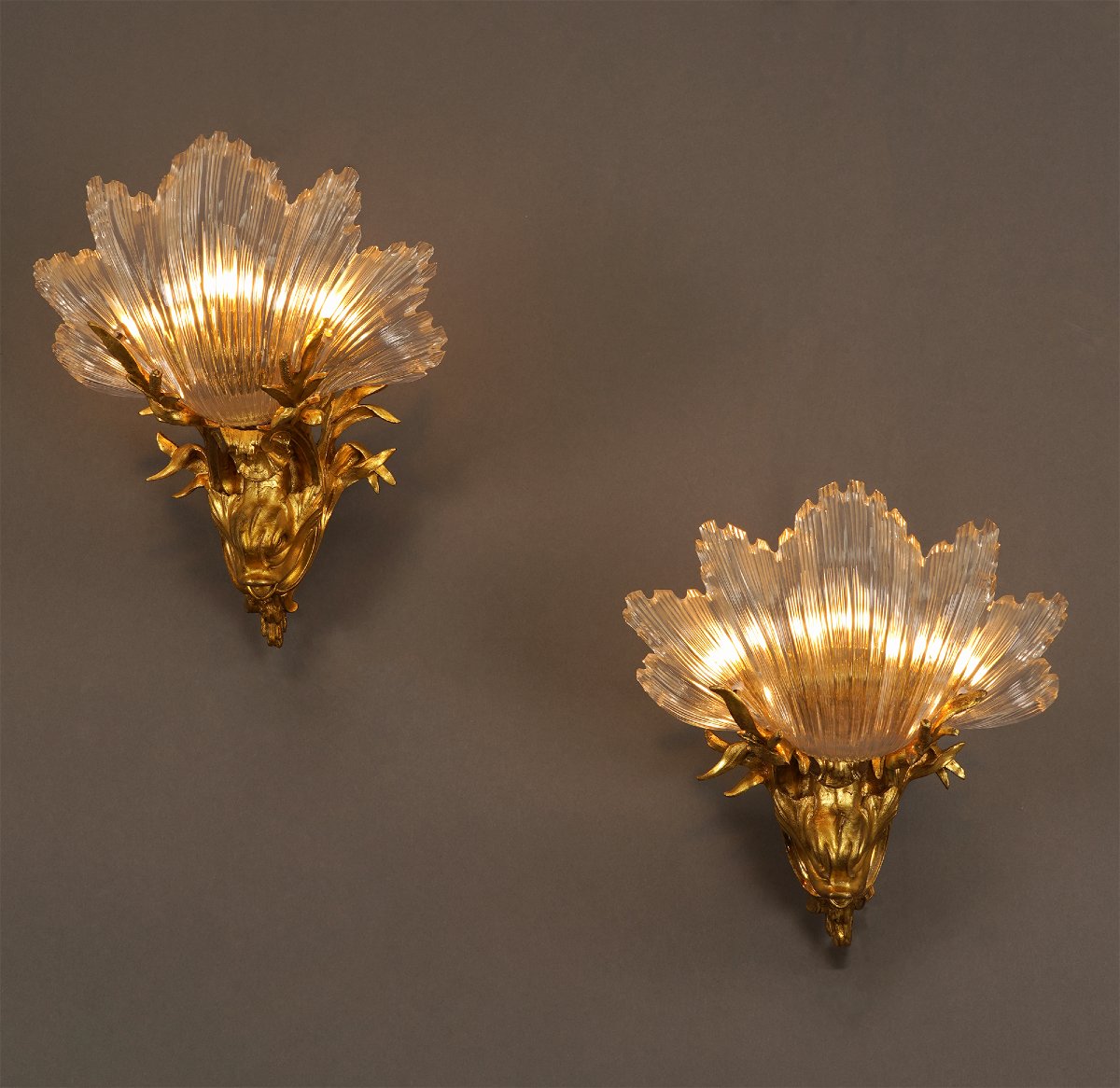 Paire d'appliques "au Dauphins", attribué à Gagneau, Bronze doré et Cristal, Circa 1900