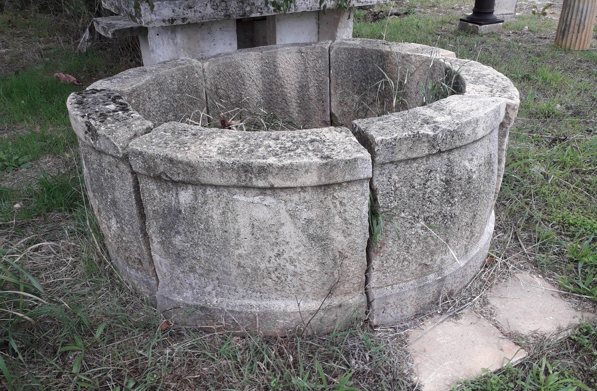 Bassin Circulaire Ancien En Pierre
