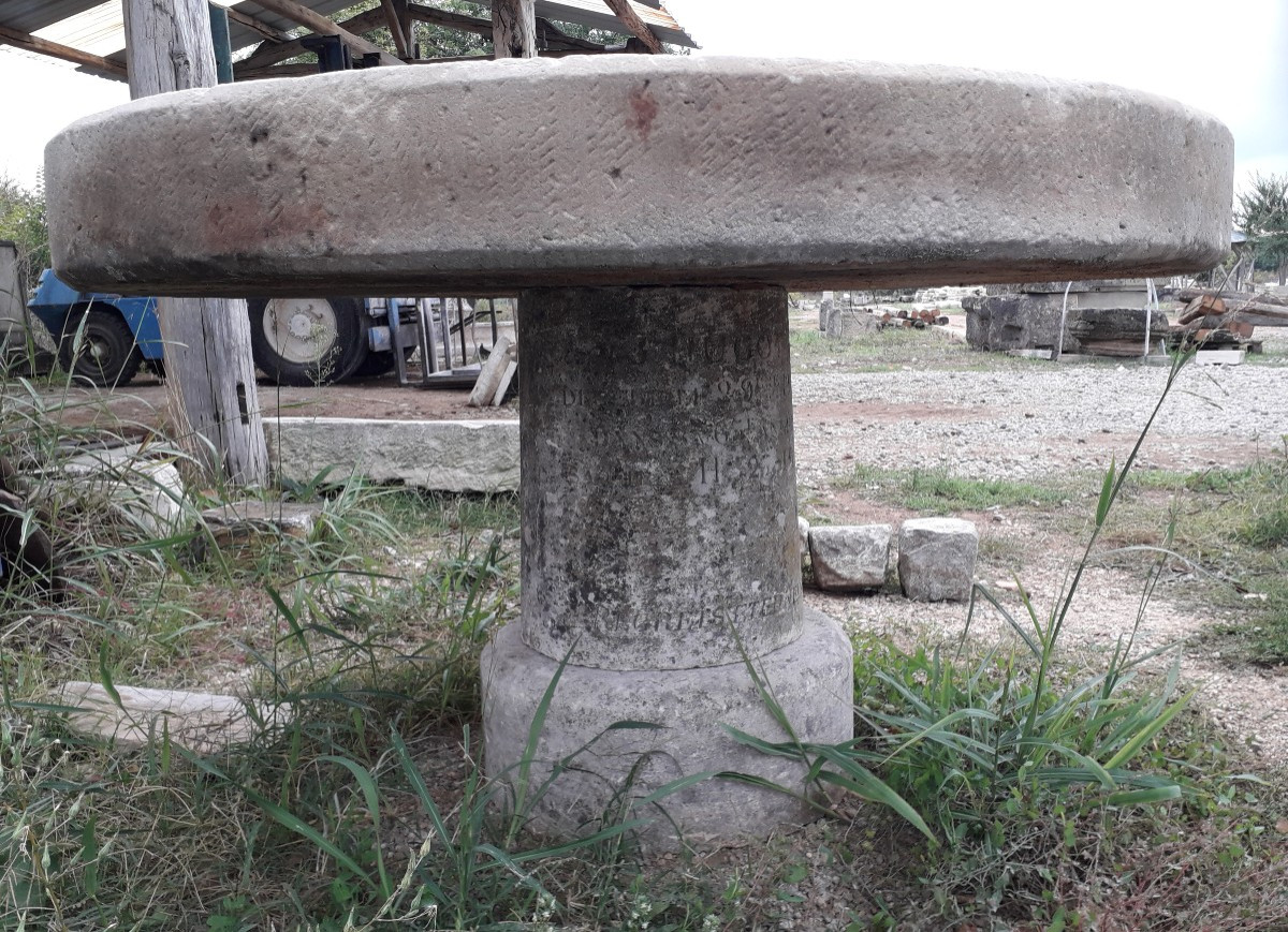 Table ronde sur fût central en pierres anciennes-photo-2