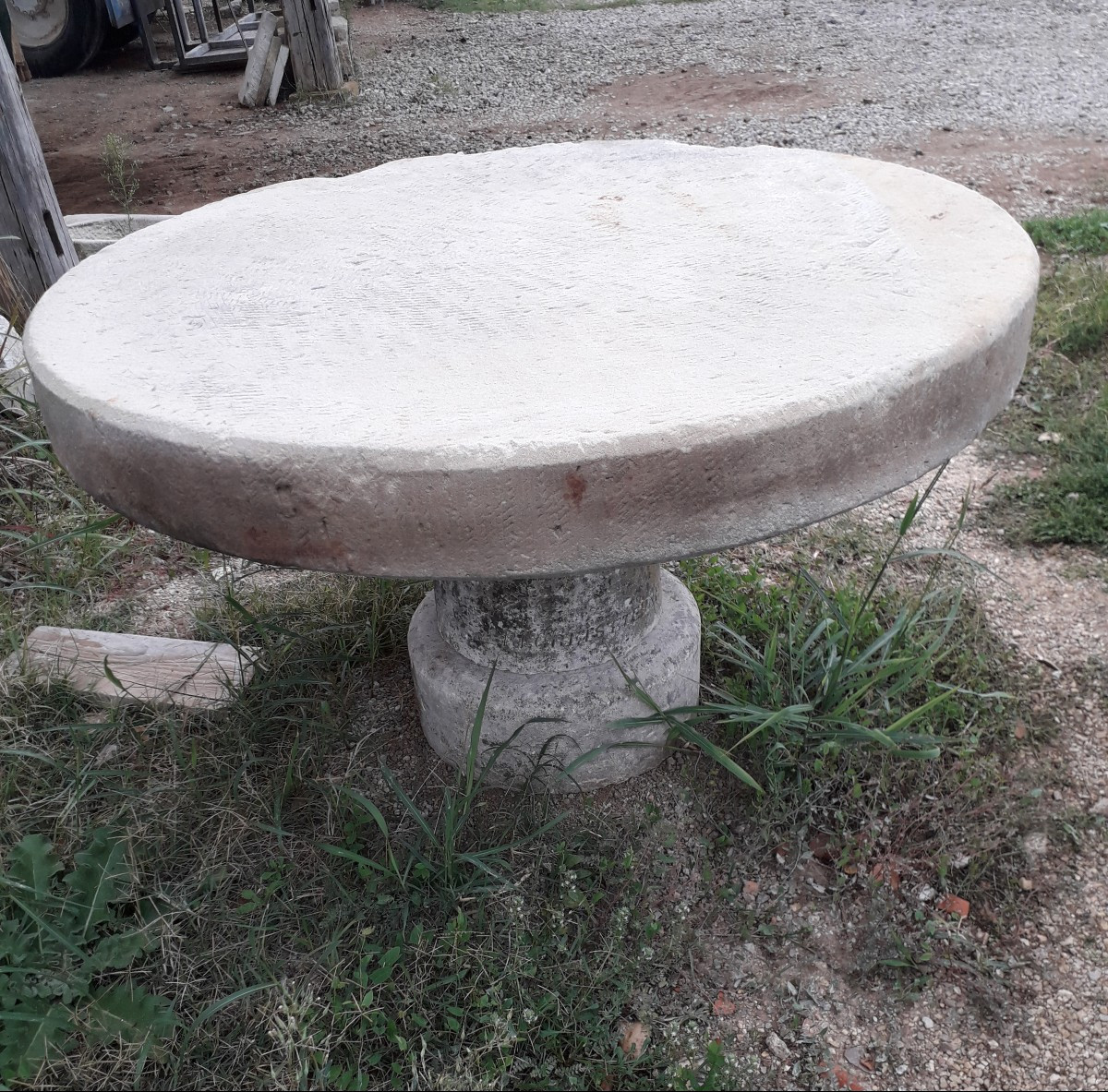 Table ronde sur fût central en pierres anciennes-photo-3