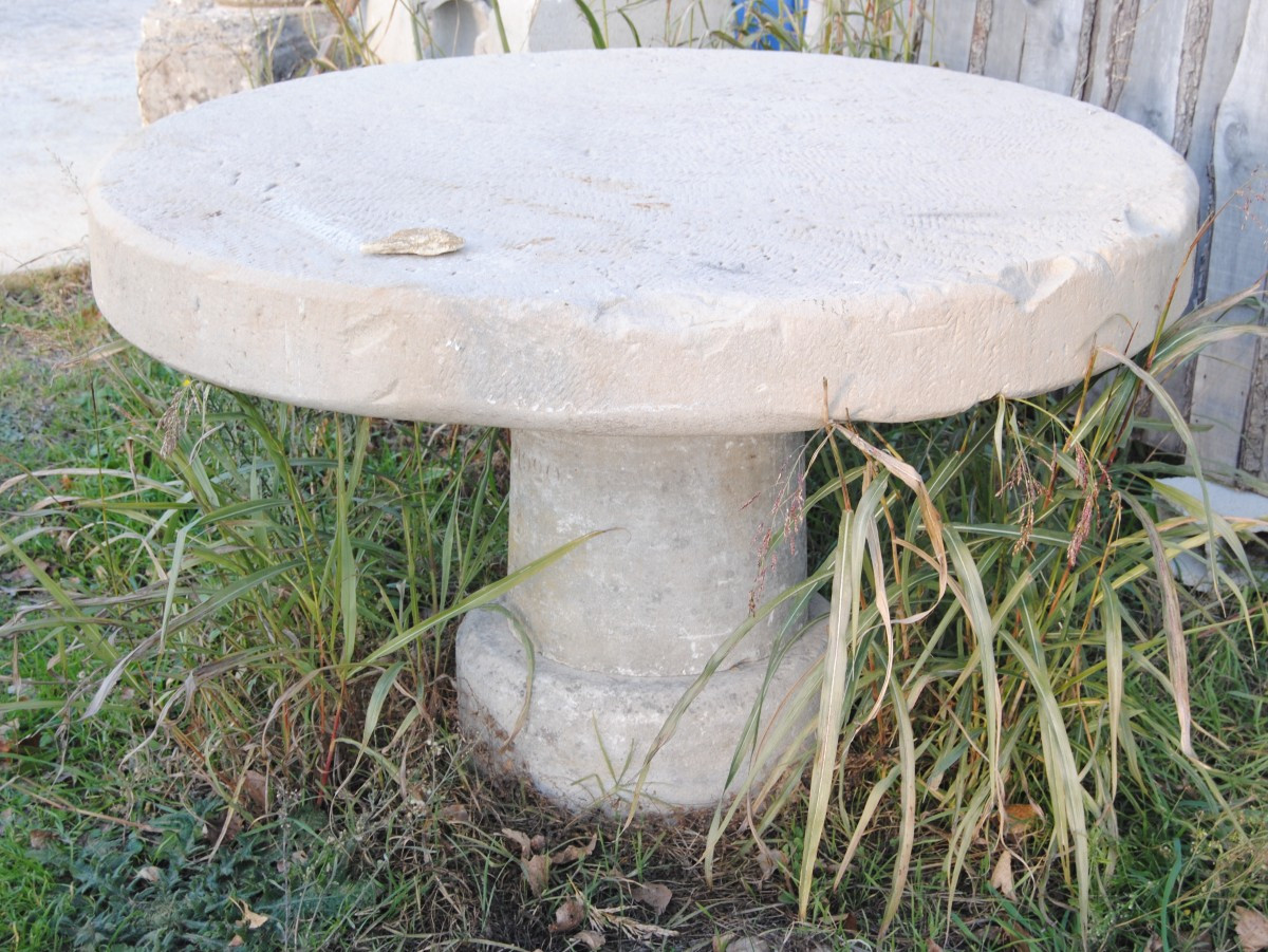 Table ronde sur fût central en pierres anciennes