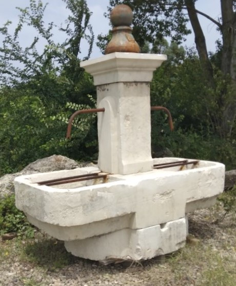 Grande fontaine ancienne en pierre double bac et borne ornementale en fonte-photo-2