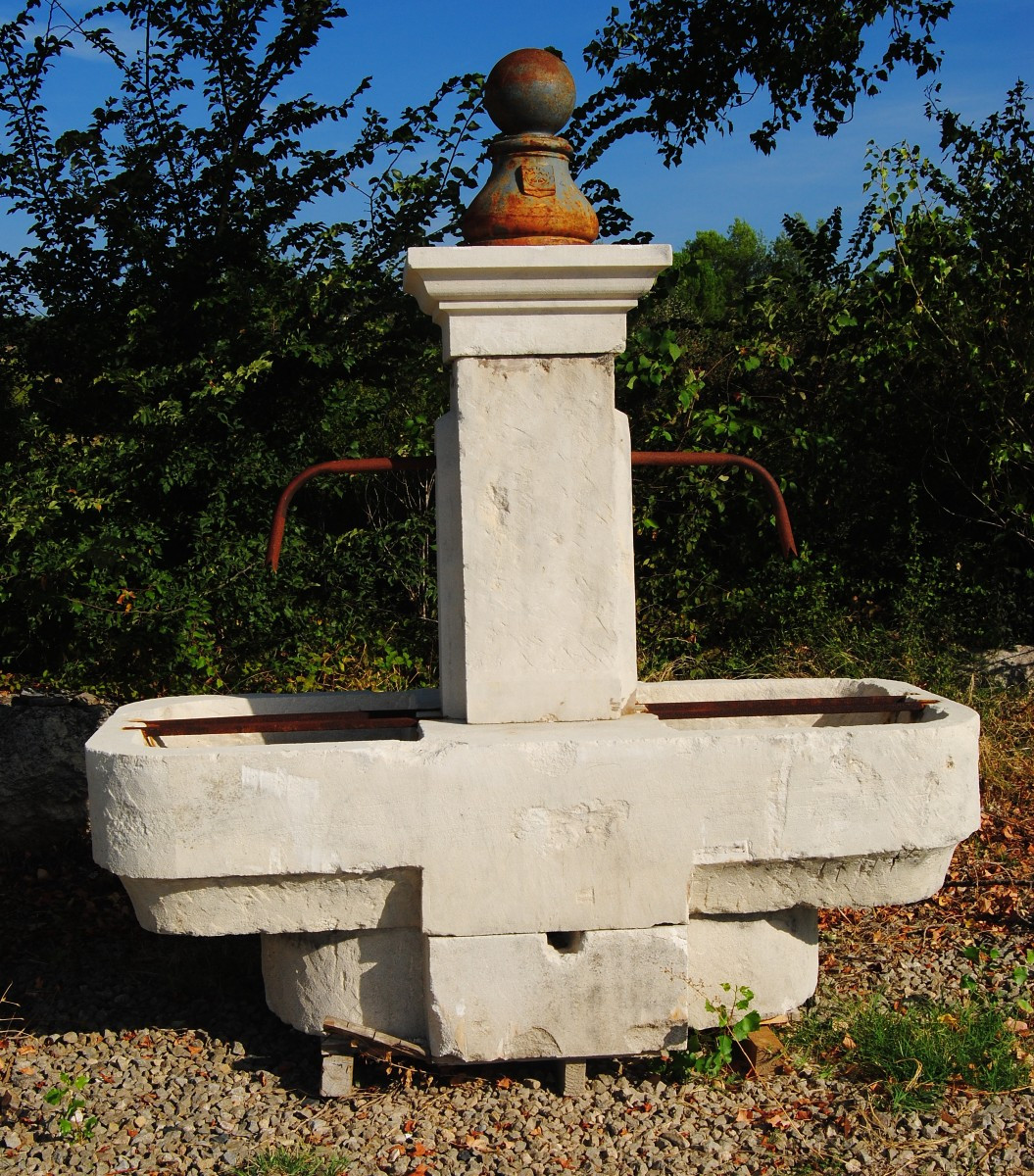 Grande fontaine ancienne en pierre double bac et borne ornementale en fonte