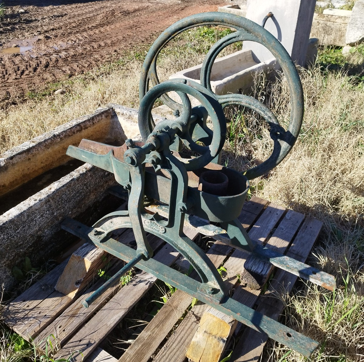 Pompe ancienne à manivelle en fonte