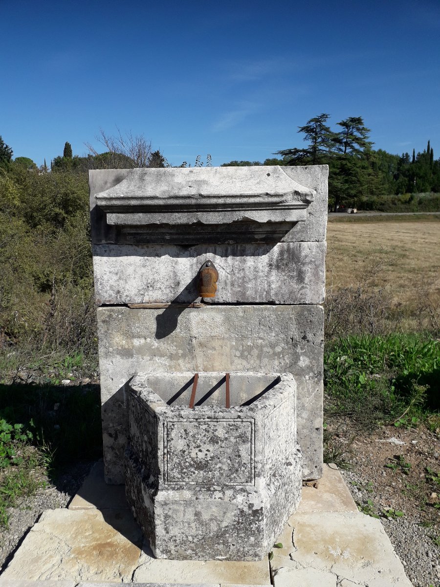 Fontaine en pierre ancienne-photo-2