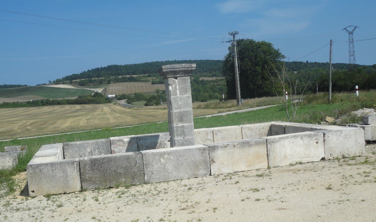 Grand Bassin Avec Colonne Centrale-photo-1