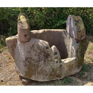 Puits très ancien en grès rouge 