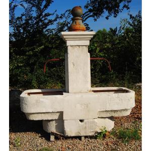 Grande fontaine ancienne en pierre double bac et borne ornementale en fonte