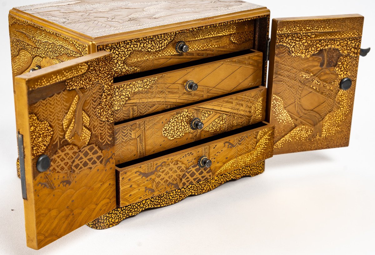 Rare Japanese Cabinet In Gold Lacquer - Kodansu-photo-6