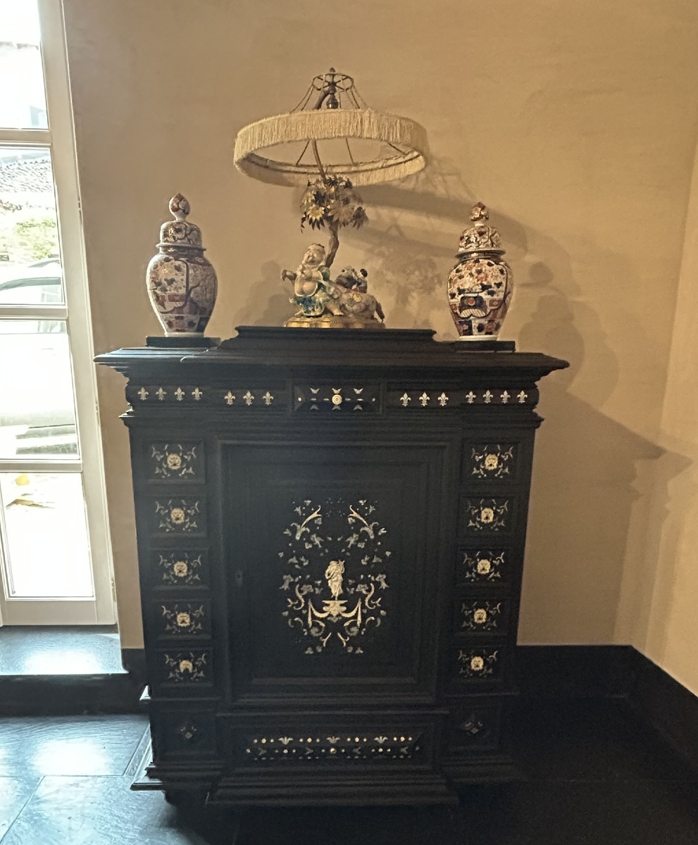 MEUBLES AVEC INCRUSTATIONS DE NACRE