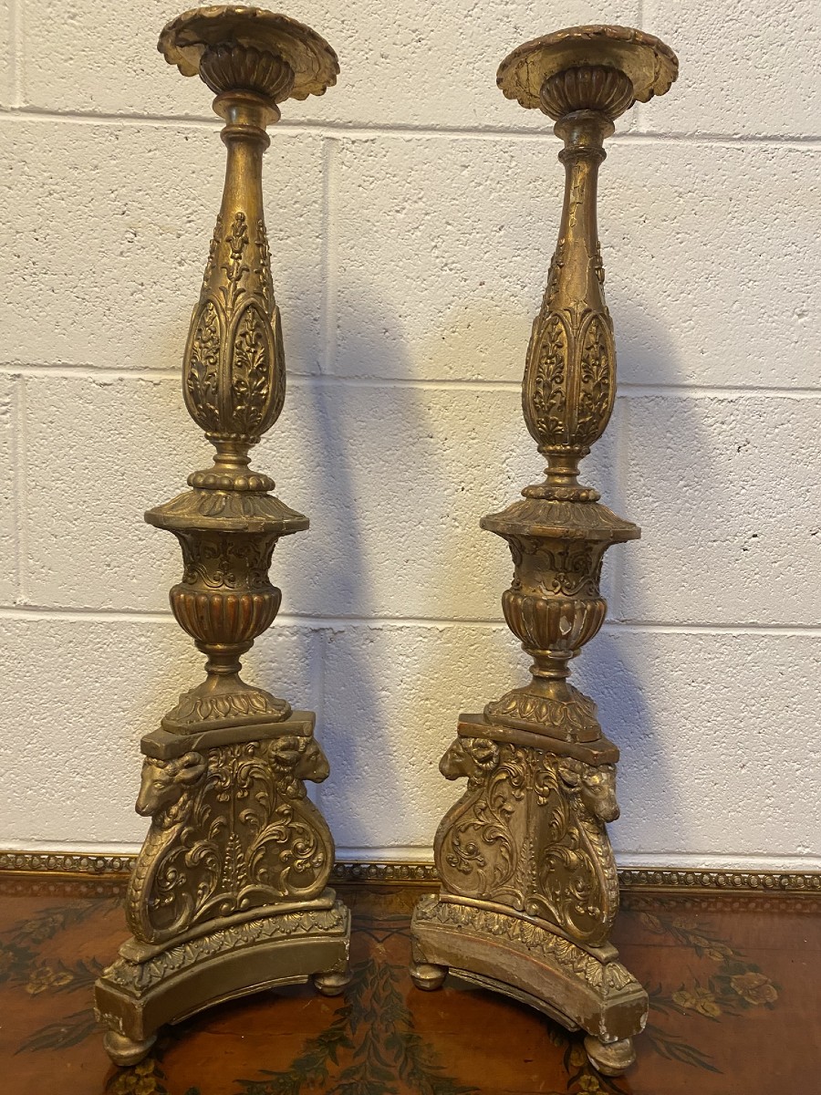 PAIRE DE CANDÉLABRES EN BOIS ET PLÂTRE DORÉ