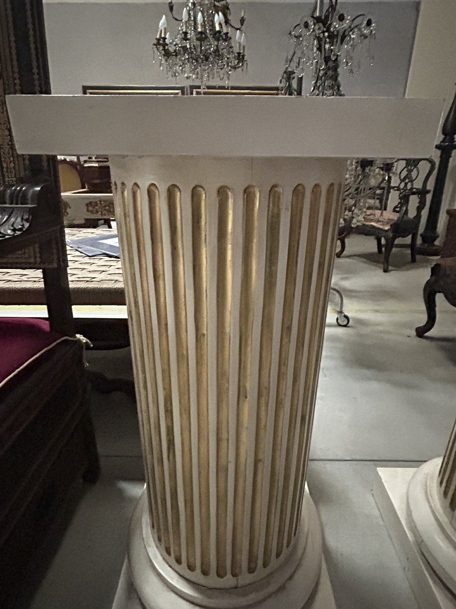 PAIRE DE COLONNES EN BOIS LAQUÉ ET DORÉ-photo-2