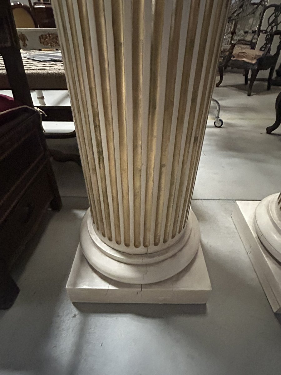 PAIRE DE COLONNES EN BOIS LAQUÉ ET DORÉ-photo-3
