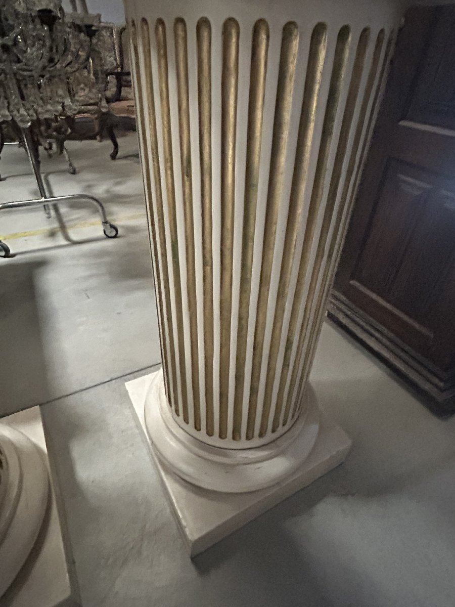 PAIRE DE COLONNES EN BOIS LAQUÉ ET DORÉ-photo-5