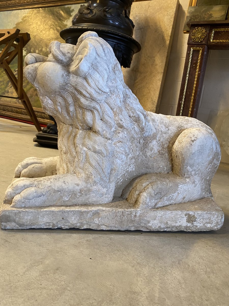 SCULPTURE EN MARBRE BLANC D'UN LION -photo-2