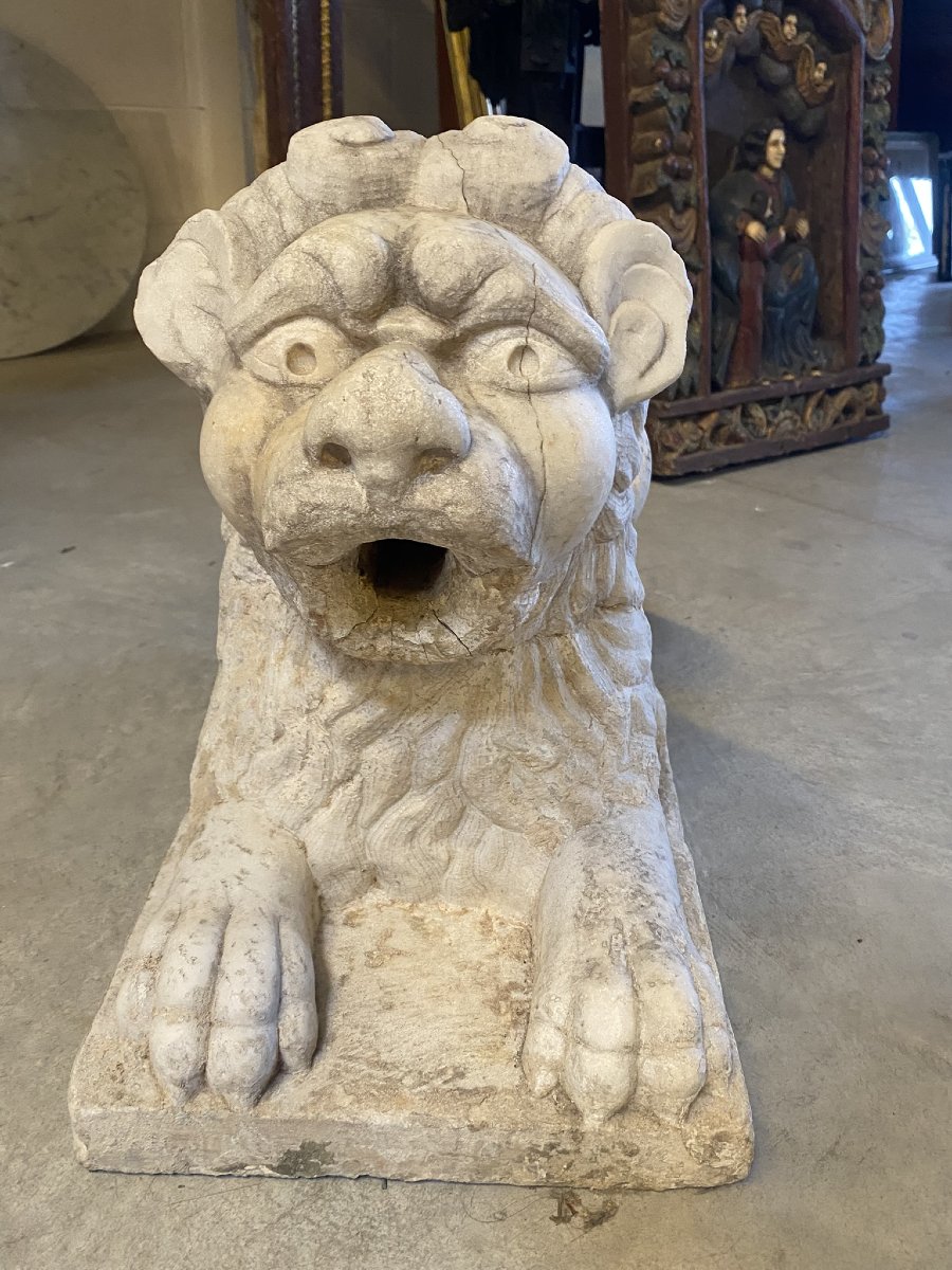 SCULPTURE EN MARBRE BLANC D'UN LION -photo-1