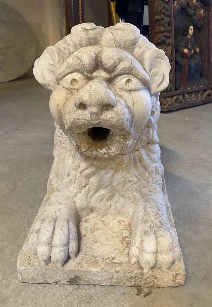 SCULPTURE EN MARBRE BLANC D'UN LION 