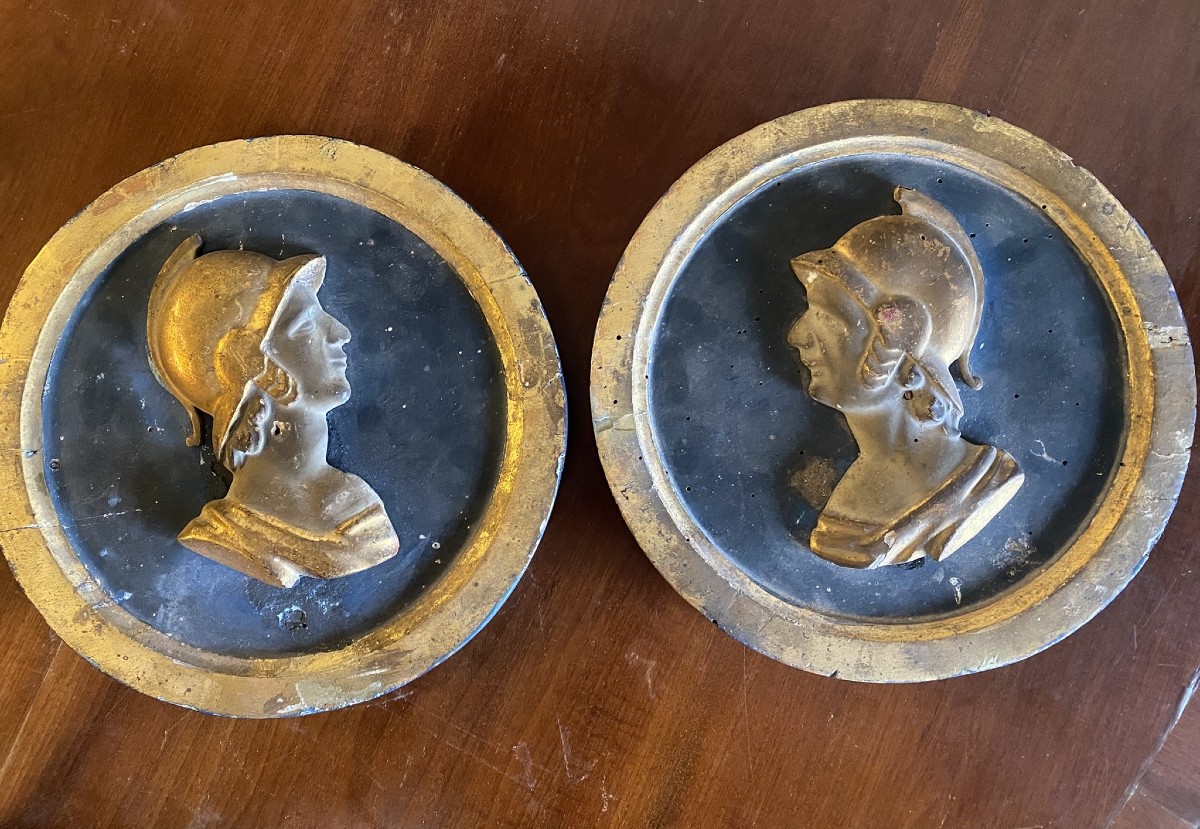 PAIRE DE MÉDAILLONS EN BOIS LAQUÉ