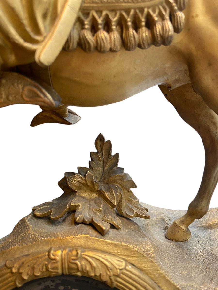HORLOGE EN BRONZE DORÉ REPRÉSENTANT UNE PERSONNAGE ORIENTAL À CHEVAL-photo-7