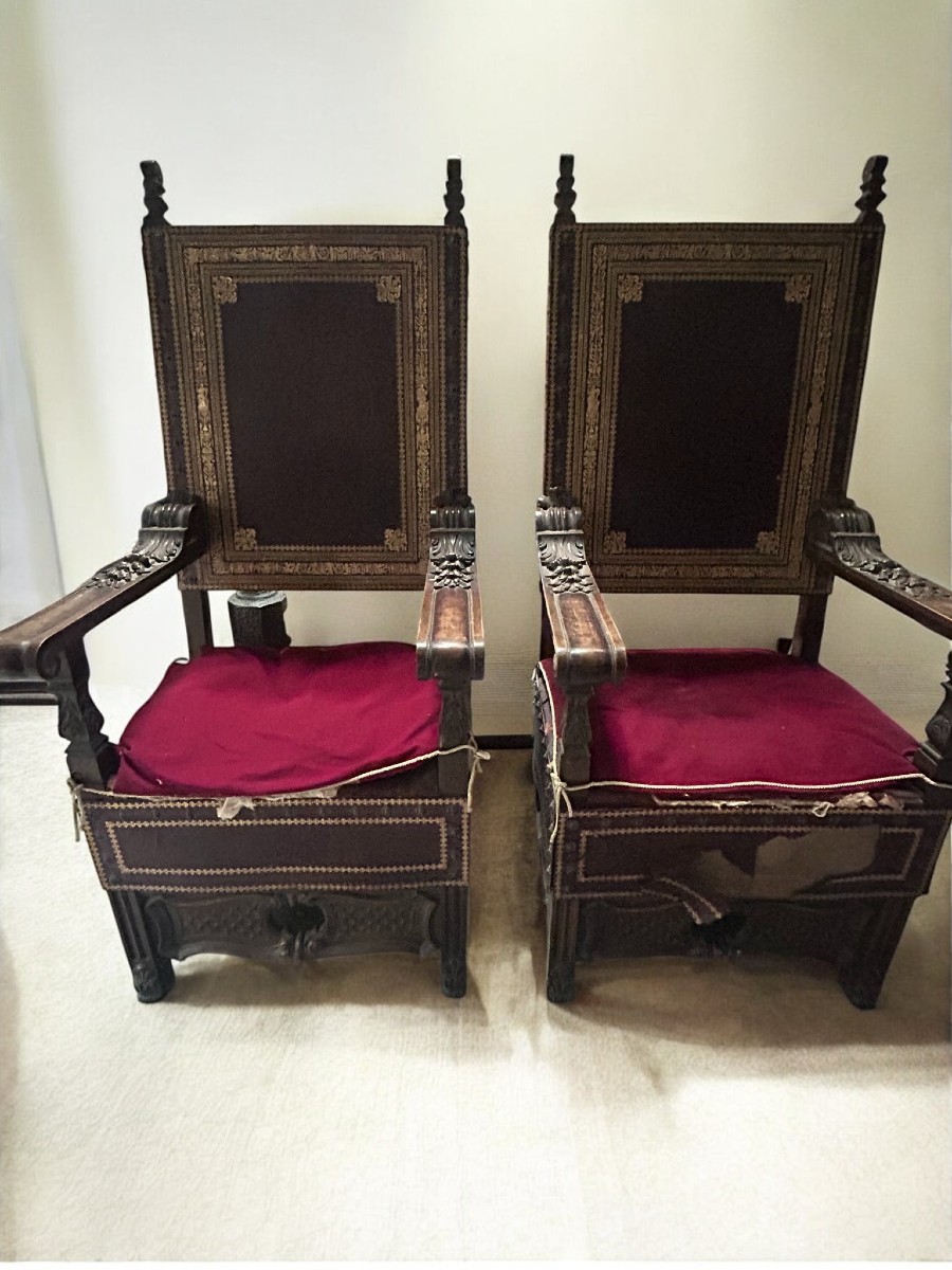 PAIRE DE FAUTEUILS EN BOIS ET CUIR