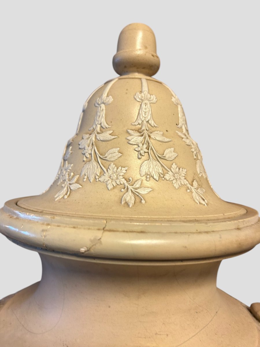 VASE EN PORCELAINE À DÉCORATIONS NÉOCLASSIQUES (RÉPARATIONS ANCIENNES) XIXe SIÈCLE-photo-1