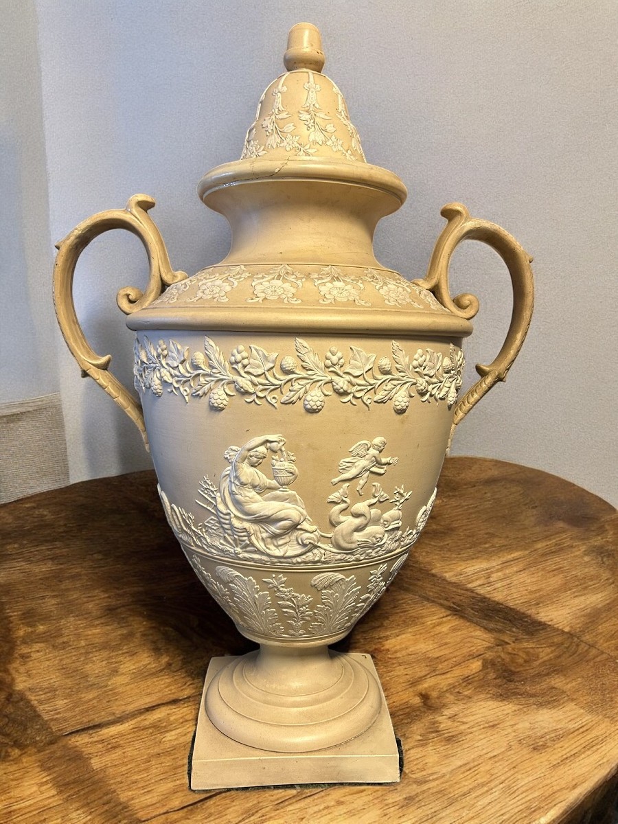 VASE EN PORCELAINE À DÉCORATIONS NÉOCLASSIQUES (RÉPARATIONS ANCIENNES) XIXe SIÈCLE