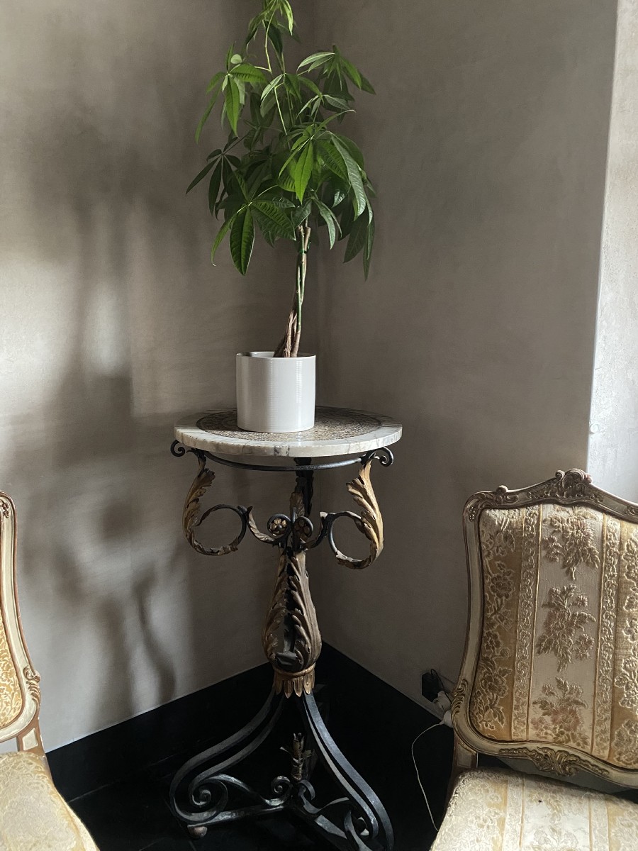 TRÉTEAU EN FER FORGÉ LAQUÉ ET DORÉ AVEC PLATEAU EN MOSAÏQUE