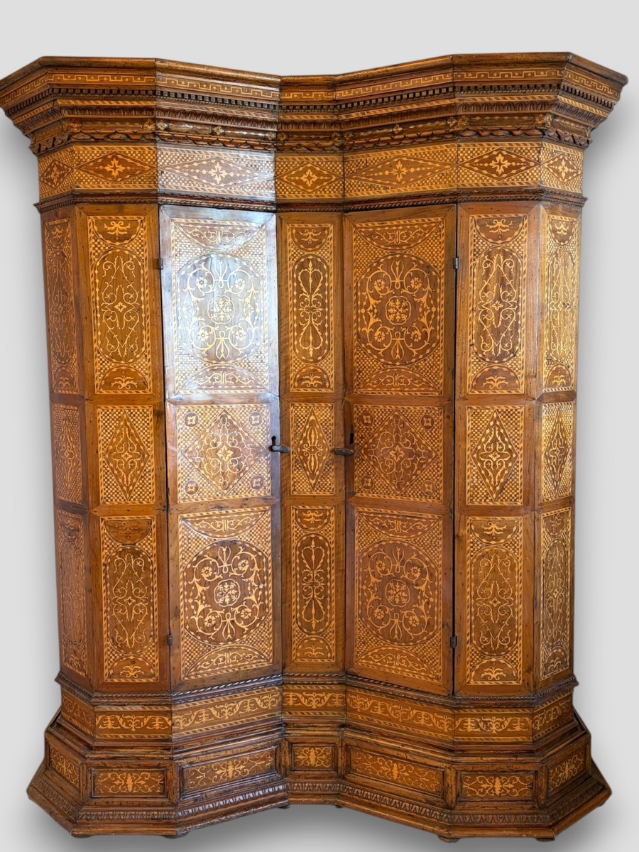 ARMOIRE AVEC MARQUETTERIE  SEC XIX