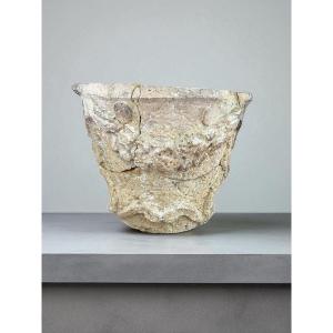 VASE EN PIERRE SCULPTÉE