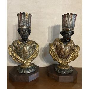 PAIRE DE BUSTES EN BOIS LAQUÉ ET DORÉ REPRÉSENTANT DES MAURES VÉNITENS XVIII SECOLO