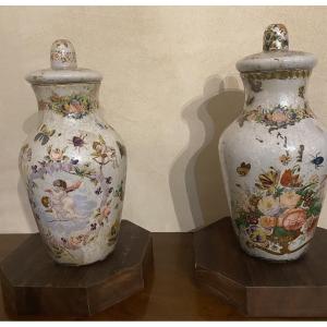 PAIRE DE VASES EN VERRE PEINT
