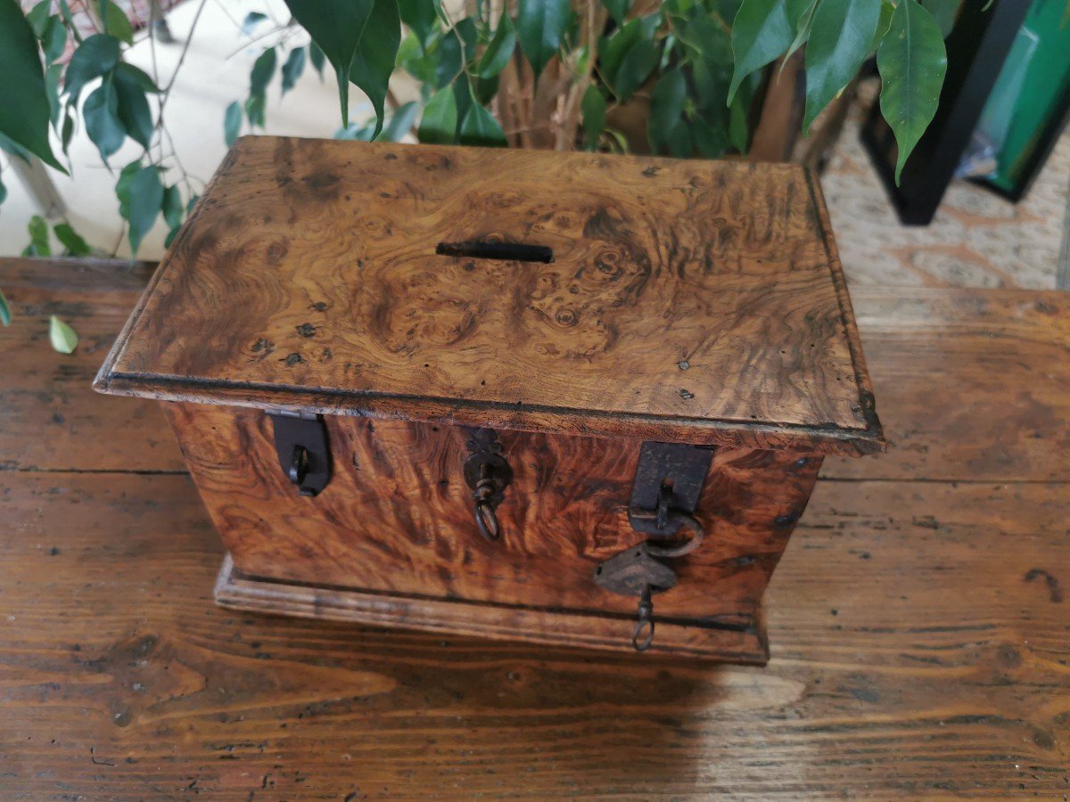 Petit Coffret Servant De Tronc En Loupe-photo-2