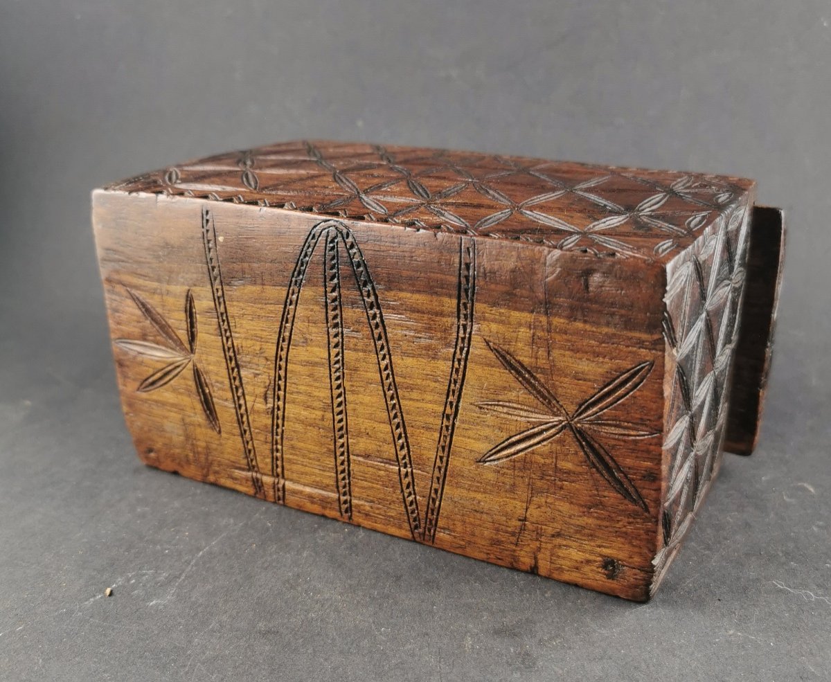 Box Of Monoxyl Lacemaker In Carved Walnut Popular Art-photo-4