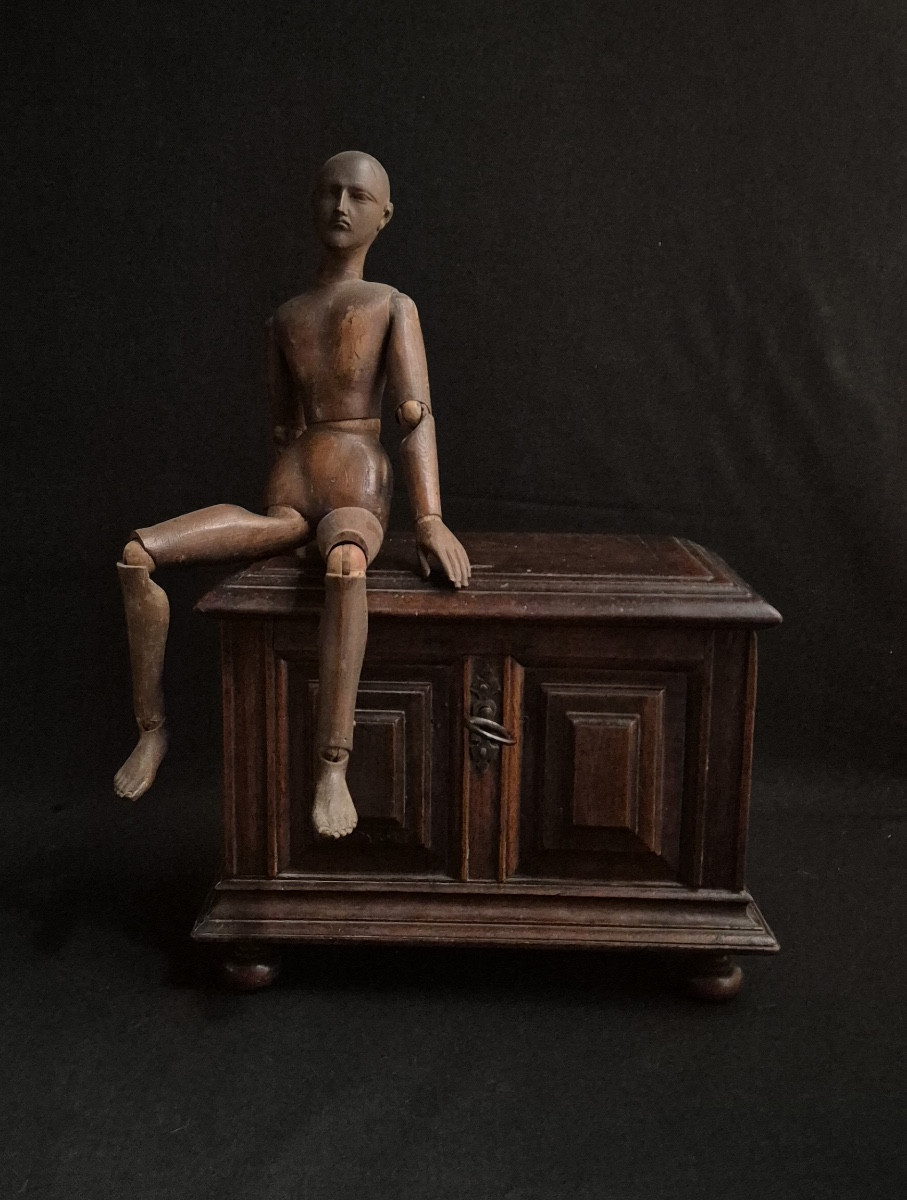 coffre miniature en noyer XVIIème