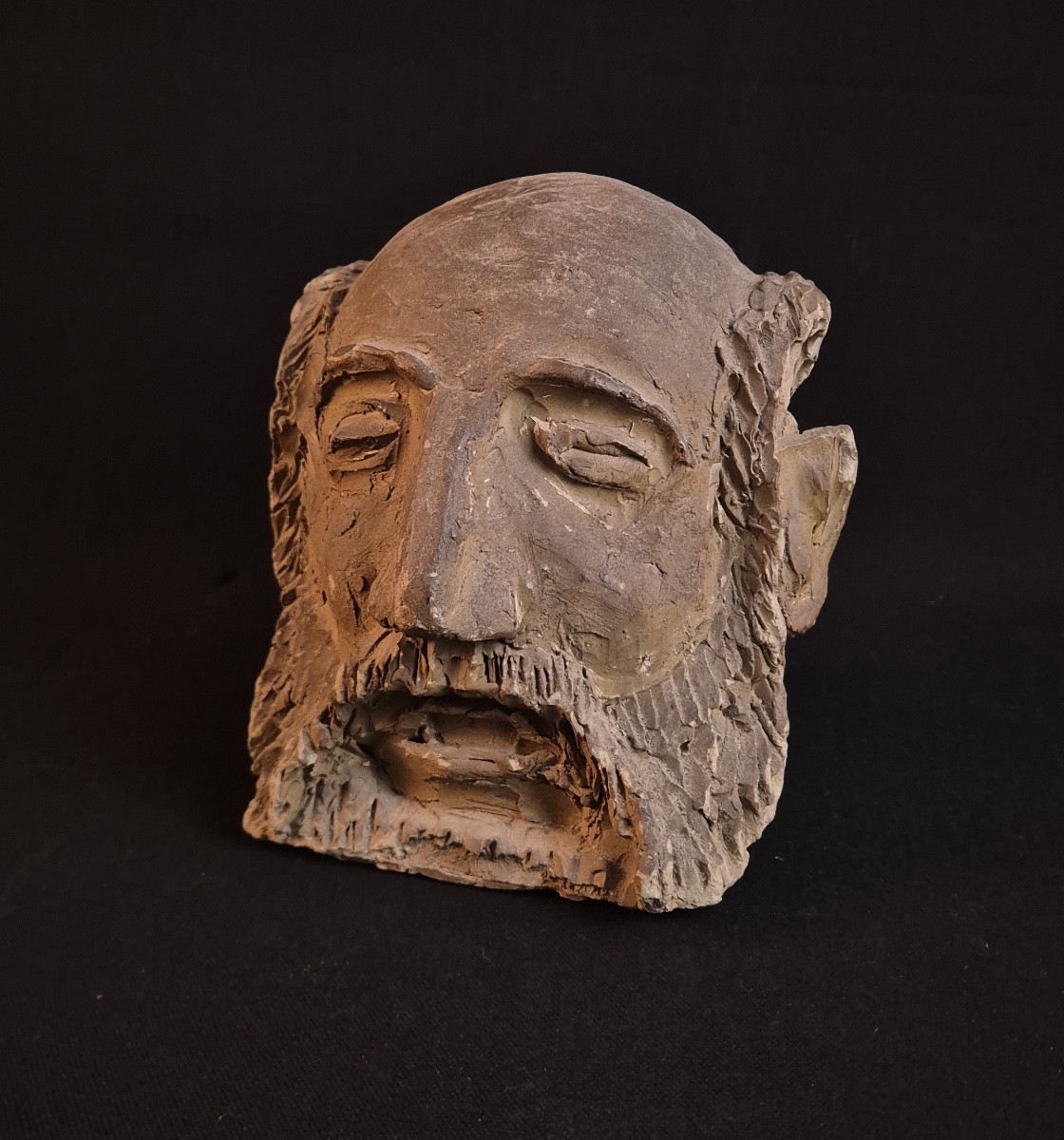 Sculpture d'une Tête de barbu en terre crue-photo-2