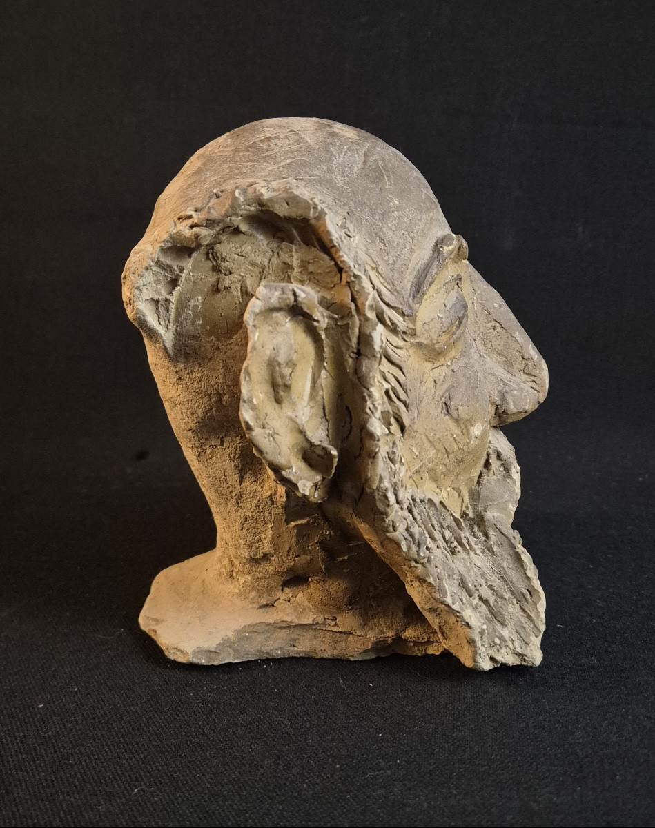 Sculpture d'une Tête de barbu en terre crue-photo-3