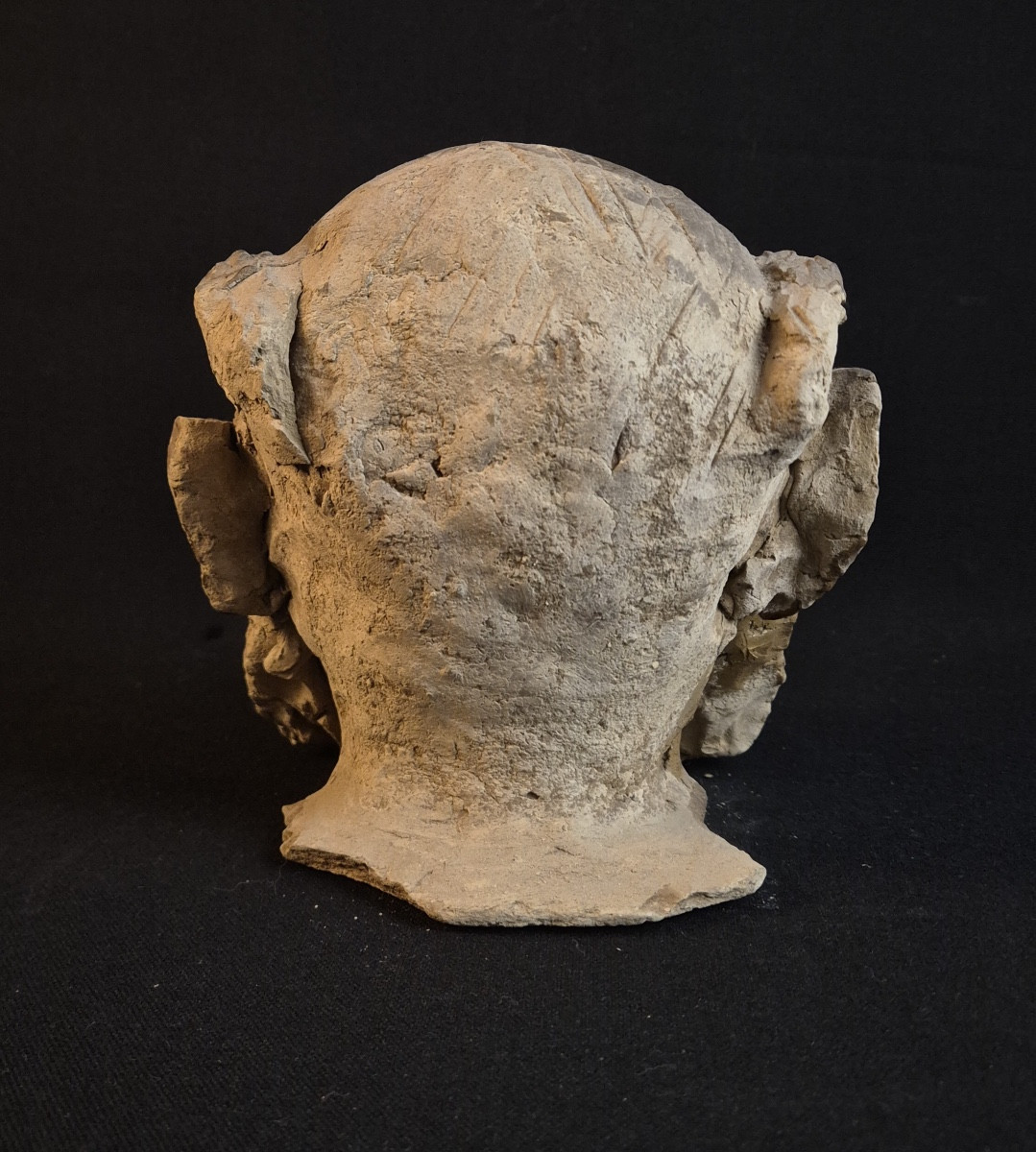Sculpture d'une Tête de barbu en terre crue-photo-4