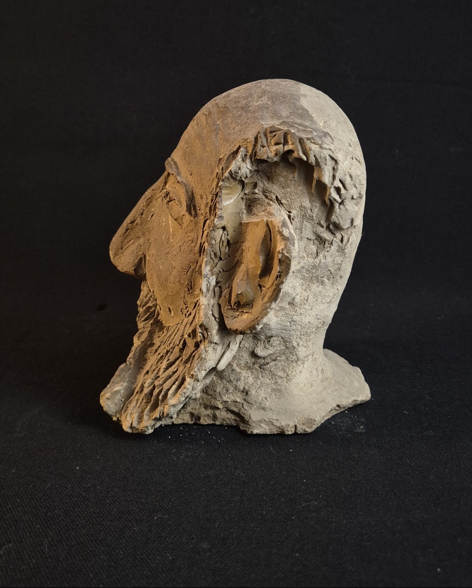 Sculpture d'une Tête de barbu en terre crue-photo-1