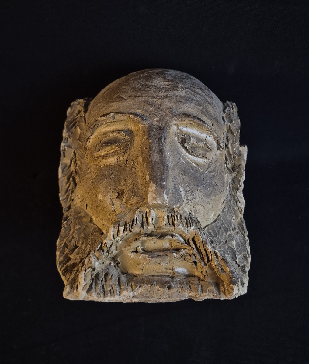Sculpture d'une Tête de barbu en terre crue-photo-2