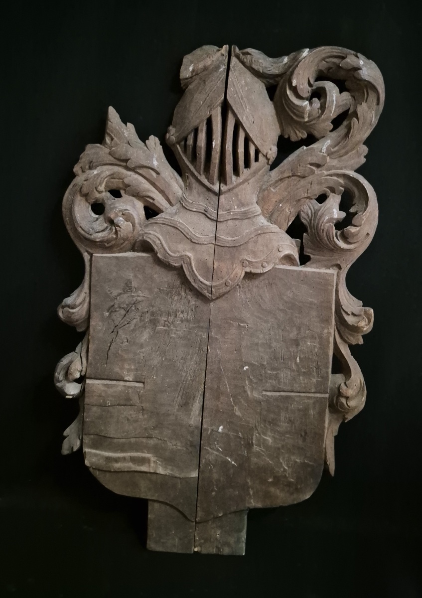 Blason héraldique en bois sculpté XVIIe
