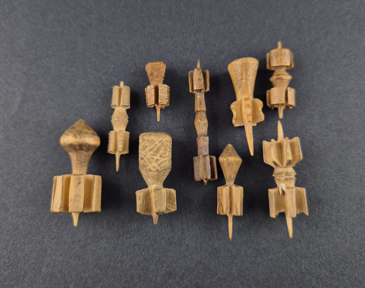 Ensemble de 9 fendoirs à paille Art populaire 
