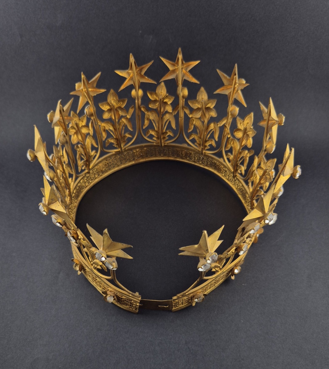 Grande Couronne de Vierge en laiton doré et strass – Époque Napoléon III-photo-3