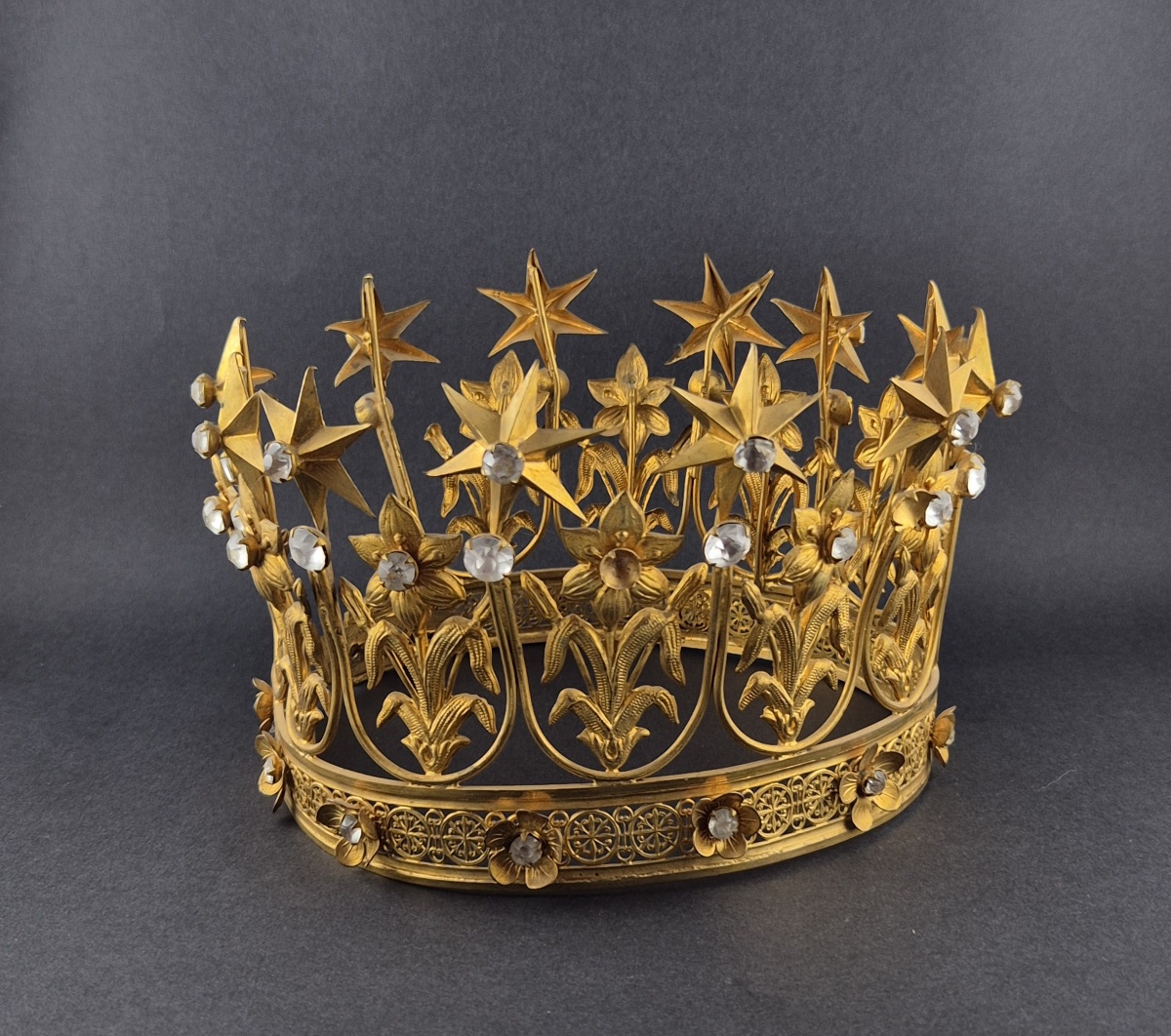 Grande Couronne de Vierge en laiton doré et strass – Époque Napoléon III