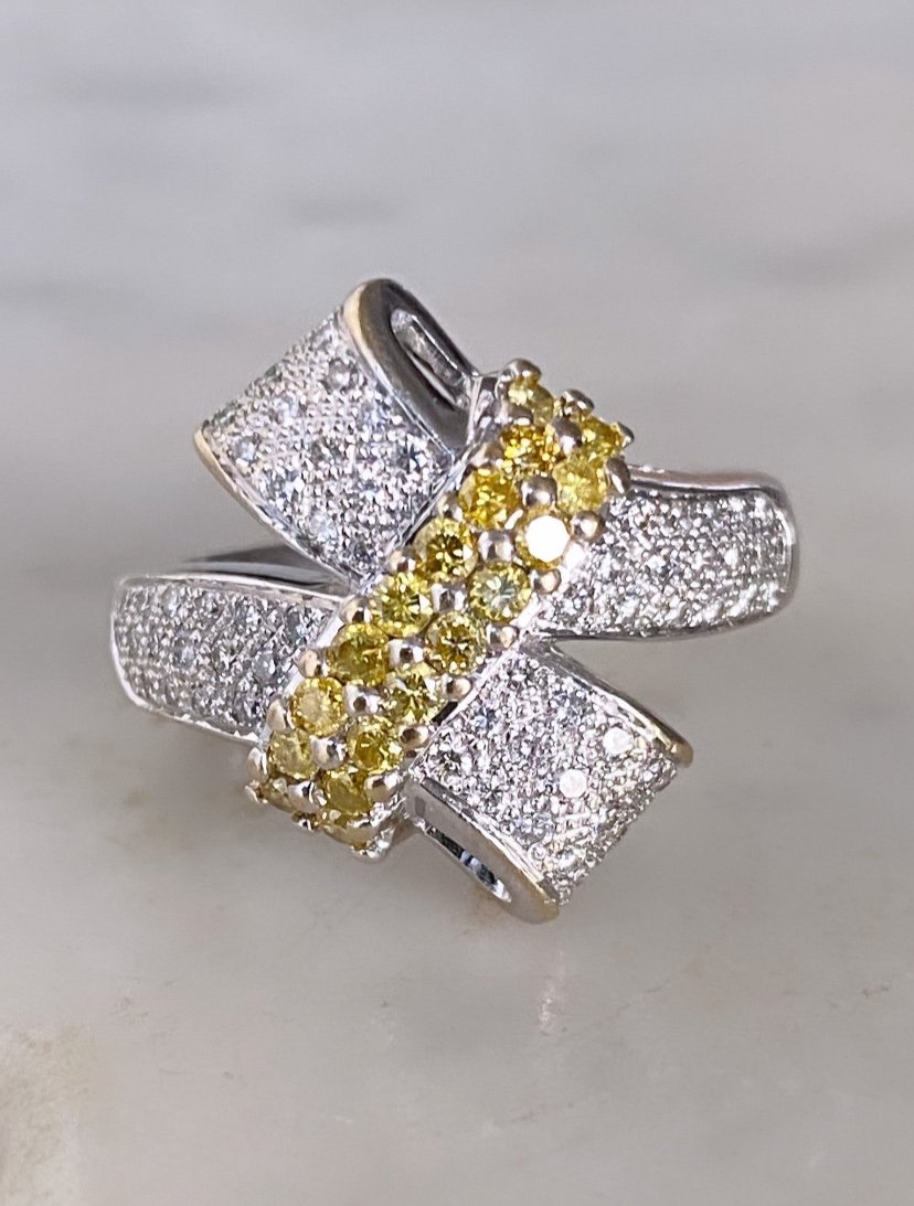 Very Pretty Knot Ring In 18k Gold And Diamonds 
