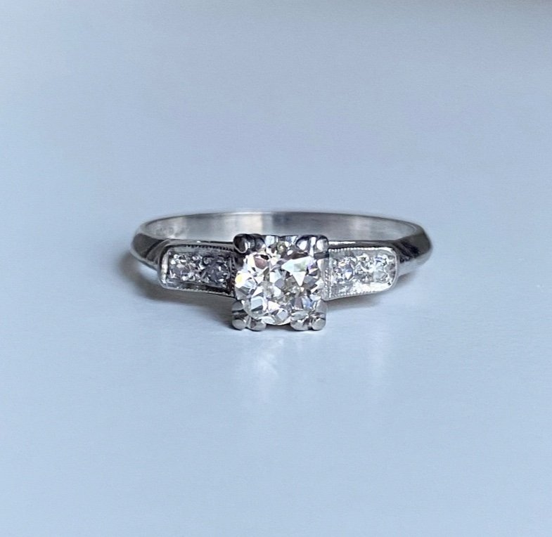 Art Deco Ring In Platinum And Diamonds 