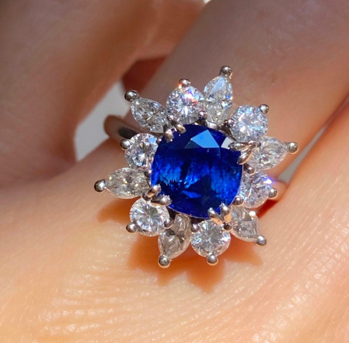 Bague En Or Blanc 18k Ornée d'Un Saphir Birman Non Chauffé