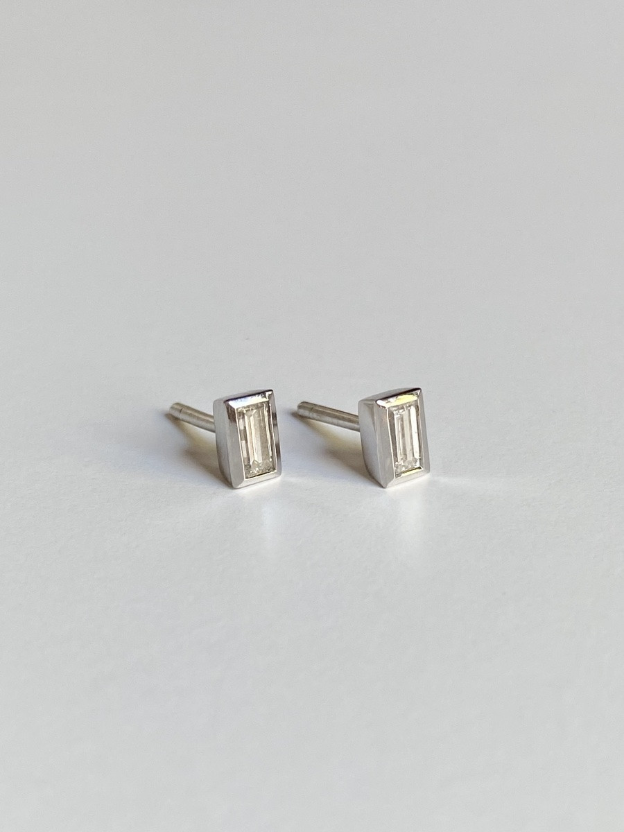 Pair Of 18k White Gold And Diamond Stud Earrings -photo-3