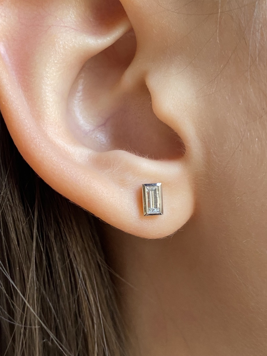 Pair Of 18k White Gold And Diamond Stud Earrings -photo-2