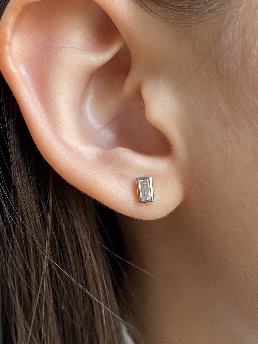 Pair Of 18k White Gold And Diamond Stud Earrings -photo-3